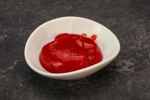 salsa de tomate en el tazón