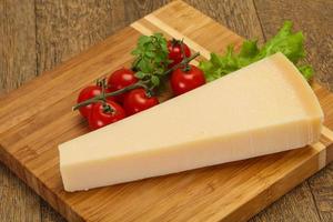 triángulo de queso parmesano tradicional italiano foto