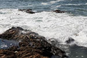 olas rompiendo en la costa portuguesa foto