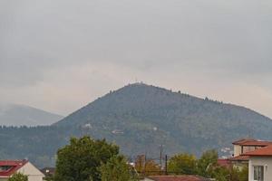 ciudad antigua tradicional de kastoria junto al lago en grecia foto