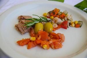 ensalada de atún, salmón y gambas foto