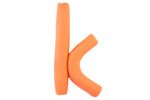 alphabet k anglais lettres colorées lettres faites à la main moulées à partir d'argile de pâte à modeler sur fond blanc isolé png