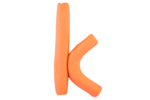 alfabet k engels kleurrijke letters handgemaakte letters gegoten uit plasticine klei op geïsoleerde witte achtergrond png