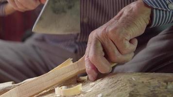 fabrication de cuillères en bois et maître de cuillères, traditionnel. fabrication de cuillères avec des méthodes traditionnelles, ancien maître. video