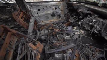 macchina bruciata. vista interna dell'auto in fiamme. video