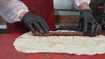 Adana Kebab. der Meister, der die Insel zwischen die Lavash stellt. türkische esskultur. video