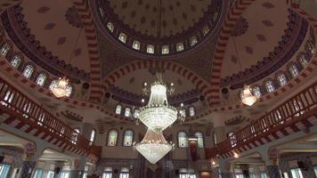 interior de la mezquita histórica. imagen en color del interior de la mezquita. video