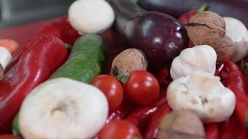 verduras. vista colectiva de las verduras juntas en la cocina. video