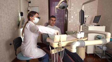 dents cariées, soins dentaires. dentiste traitant les dents d'un patient aux dents pourries. video