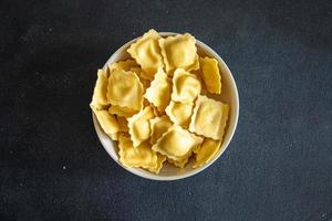 plato de ravioli de pasta comida fresca bocadillo en la mesa espacio de copia fondo de comida foto