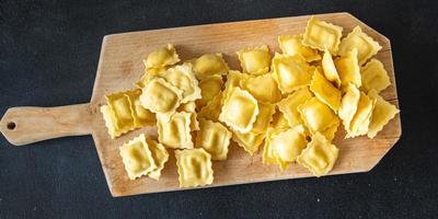 plato de ravioli de pasta comida fresca bocadillo en la mesa espacio de copia fondo de comida foto