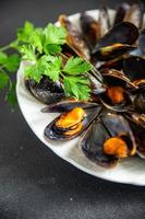 mejillones en conchas comida de marisco fresco en la mesa espacio de copia fondo de comida foto