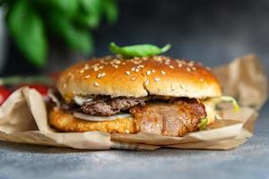 hamburguesa kebab sándwich de carne comida fresca y saludable comida merienda dieta en la mesa espacio de copia fondo de alimentos foto