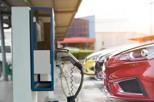 coche eléctrico en la estación de carga de coches eléctricos. fuente de alimentación para la carga de coches eléctricos. concepto de energía limpia foto