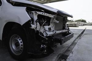 el coche blanco se daña por accidente en la calle. accidente automovilístico. foto