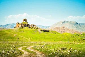 camino de la carretera a las ruinas de la catedral ortodoxa georgiana de bana en turquía. famoso hito georgiano foto