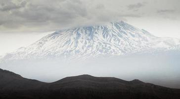 panorámica panorámica del pico de la montaña ararat de cerca con nubes en turquía foto