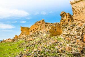 zoom aéreo en vista ruinas de la pared ani en turquía, kars. sitio arqueológico de la ciudad armenia medieval foto