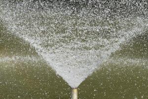 salpicadura de agua en la fuente foto