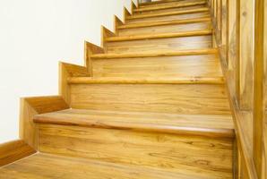 escaleras de madera, diseño de interiores. foto