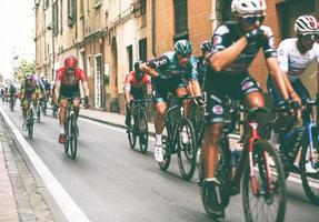 imperia, im liguria, italia 20 de marzo de 2022 una importante carrera ciclista en un pequeño pueblo de italia en marzo. el nombre de la competencia es milano-sanremo 2022 foto