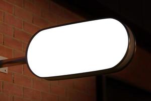 maqueta de logotipo de señalización de pared con luz nocturna foto