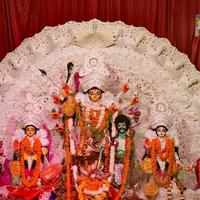 kolkata, india, 29 de septiembre de 2021 - diosa durga con aspecto tradicional en una vista de cerca en un durga puja de kolkata del sur, ídolo de durga puja, el mayor festival hindú de navratri en india foto