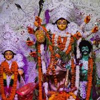 kolkata, india, 29 de septiembre de 2021 - diosa durga con aspecto tradicional en una vista de cerca en un durga puja de kolkata del sur, ídolo de durga puja, el mayor festival hindú de navratri en india foto