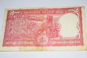 viejos billetes de dos rupias combinados en la mesa, dinero de india en la mesa giratoria. viejos billetes de moneda india en una mesa giratoria, moneda india en la mesa foto