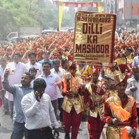 nueva delhi, india 03 de abril de 2022 - mujeres con kalash en la cabeza durante el templo jagannath mangal kalash yatra, devotos hindúes indios llevan ollas de barro que contienen agua sagrada con un coco encima foto