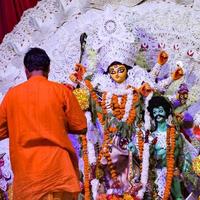 kolkata, india, 29 de septiembre de 2021 - diosa durga con aspecto tradicional en una vista de cerca en un durga puja de kolkata del sur, ídolo de durga puja, el mayor festival hindú de navratri en india foto