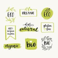 conjunto dibujado a mano de etiquetas de alimentos orgánicos, ecológicos, bio, naturales, sin gluten, veganos y elementos de diseño vectorial. Plantillas de logotipo de alimentos saludables vectoriales para mercado de alimentos, restaurante, embalaje, comercio electrónico. vector