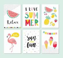 conjunto de vectores de tarjetas de verano brillantes y carteles con palabras de tipografía de letras dibujadas a mano. amo el verano, el sol y la diversión, relajarse, sandía, frutas, flamenco, helado