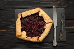 galette de fresa sobre fondo de madera oscura. hecho en casa foto