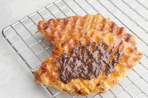 gofre de croissant caramelizado o croffle con salsa de chocolate foto