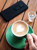 una taza de café con leche caliente en la mesa para el desayuno foto