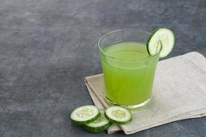 jugo de pepino, un vaso de jugo de pepino fresco. jugo prensado en frio foto