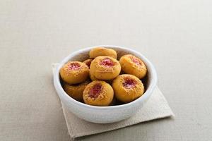 galletas con huellas dactilares rellenas de mermelada de fresa y queso rallado. familiar durante el mes de ramadán y eid fitri. foto