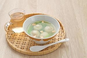 ronde, tang yuan, albóndigas de arroz glutinoso, es una bebida caliente tradicional hecha de jengibre. las bolas de arroz pegajoso en wedang ronde generalmente contienen puré de frijoles y azúcar moreno. foto