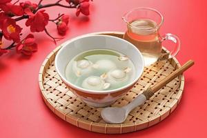 Ronde, Tang Yuan, glutinous rice dumpling balls, is a traditional warm drink made from ginger. The sticky rice balls in wedang ronde usually contain mashed beans and brown sugar.