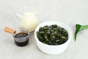 cincau hijau, gelatina de hierba verde o gelatina de hoja, un postre tradicional indonesio. foco seleccionado. foto