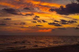 clásico hermoso crepúsculo romántico y asombroso momento de puesta de sol en la playa de chantaburi - al este de tailandia. foto