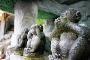 Estatua de 3 monos, orejas cerradas, ojos cerrados y boca cerrada. foto