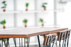 Cerca de la mesa de madera sobre fondo blanco. foto