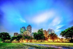 nube en movimiento a la hora del crepúsculo en taipei, parque de taiwán, edificio detrás. foto