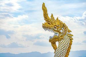 gran estatua de serpiente de oro blanco en el lago de la provincia de phayao, al norte de tailandia. foto