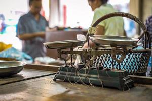 báscula de peso vintage clásica para medir la salud tailandesa médica en la tienda de hierbas tailandesa médica original en bangkok, Tailandia. foto