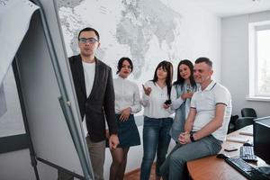 la chica está confundida. empresarios y gerentes trabajando en su nuevo proyecto en el aula foto