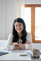 Portrait asian business, finance and employment, female successful entrepreneurs concept. Confident professional female real estate broker showing good deal, pointing upper right corner and smiling photo