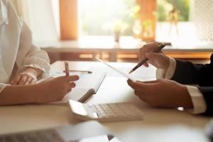 consultora de inversiones de dos mujeres de negocios que analiza el informe financiero anual de la empresa declaración de balance trabajando con gráficos de documentos. concepto de mercado, oficina, dinero e impuestos. foto